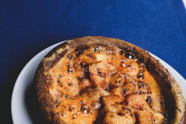 Tereyağı soslu kızarmış deniz ürünleri karidesi.