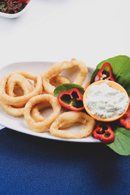 Kızarmış deniz ürünleri kalamar ya da soslu kalamar. 