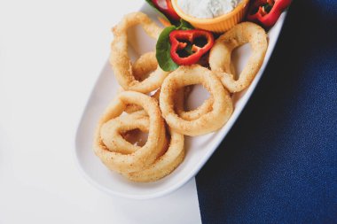 Kızarmış deniz ürünleri kalamar ya da soslu kalamar. 