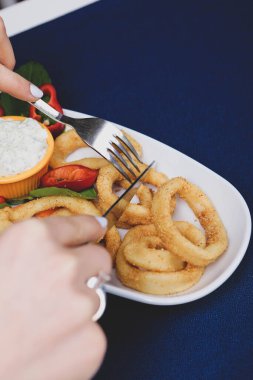 Kızarmış deniz ürünleri kalamar ya da soslu kalamar. 