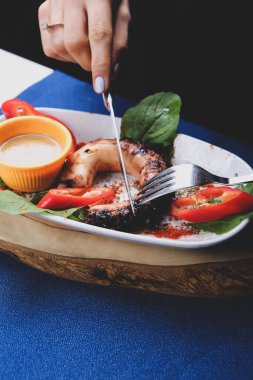 Soslu ızgara Galiçya ahtapotu bacağı.