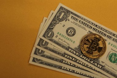 Multi Euro ve Dolar nakit, farklı türde yeni nesil banknotlar, ve bitcoin