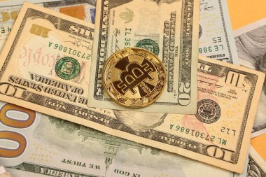 Multi Euro ve Dolar nakit, farklı türde yeni nesil banknotlar, ve bitcoin