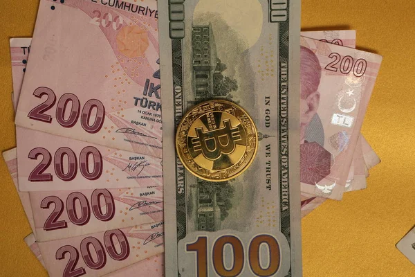 土耳其里拉钞票 美元和比特币 — 图库照片