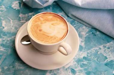 Masanın üzerinde bir fincan kahve. 