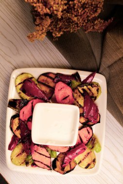 Sağlıklı sebze yemeği, karnabahar ve brokoli.