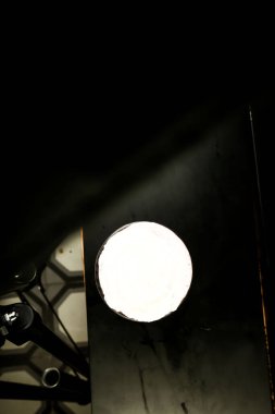 Sütlü buzlu kahve. Buzlu kahve. Elinde bir bardak buzlu kahve tutan kadın..