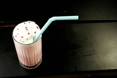 Sütlü buzlu kahve. Buzlu kahve. Elinde bir bardak buzlu kahve tutan kadın..