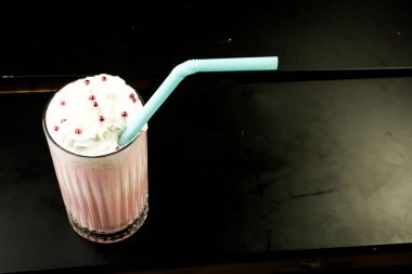 Sütlü buzlu kahve. Buzlu kahve. Elinde bir bardak buzlu kahve tutan kadın..