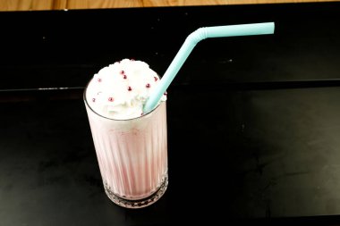 Sütlü buzlu kahve. Buzlu kahve. Elinde bir bardak buzlu kahve tutan kadın..