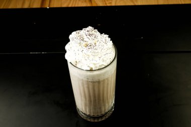 Sütlü buzlu kahve. Buzlu kahve. Elinde bir bardak buzlu kahve tutan kadın..