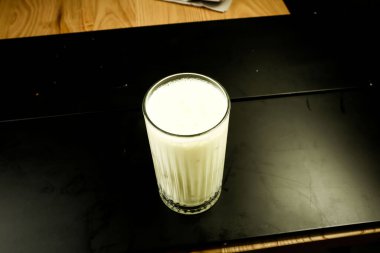 Sütlü buzlu kahve. Buzlu kahve. Elinde bir bardak buzlu kahve tutan kadın..