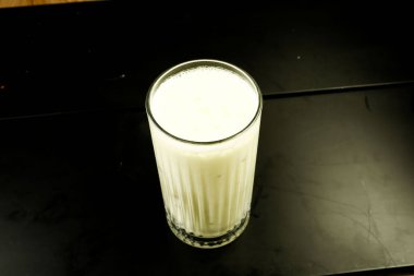 Sütlü buzlu kahve. Buzlu kahve. Elinde bir bardak buzlu kahve tutan kadın..