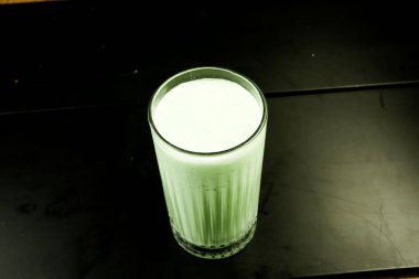 Sütlü buzlu kahve. Buzlu kahve. Elinde bir bardak buzlu kahve tutan kadın..