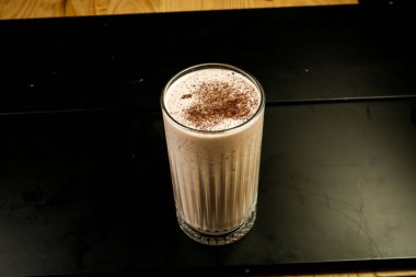 Sütlü buzlu kahve. Buzlu kahve. Elinde bir bardak buzlu kahve tutan kadın..