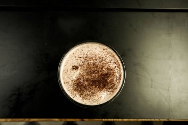 Sütlü buzlu kahve. Buzlu kahve. Elinde bir bardak buzlu kahve tutan kadın..