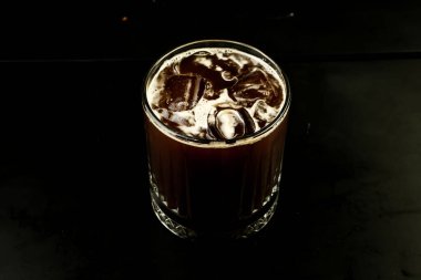 Sütlü buzlu kahve. Buzlu kahve. Elinde bir bardak buzlu kahve tutan kadın..