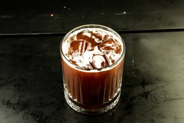 Sütlü buzlu kahve. Buzlu kahve. Elinde bir bardak buzlu kahve tutan kadın..