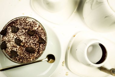 Masanın üzerinde bir fincan kahve. 