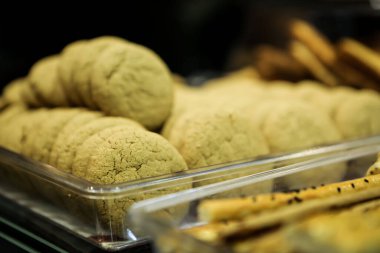 Bir grup çeşit kurabiye. Çikolata parçacıklı, yulaflı, kuru üzümlü, beyaz çikolatalı.