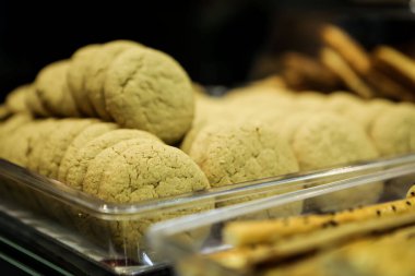 Bir grup çeşit kurabiye. Çikolata parçacıklı, yulaflı, kuru üzümlü, beyaz çikolatalı.