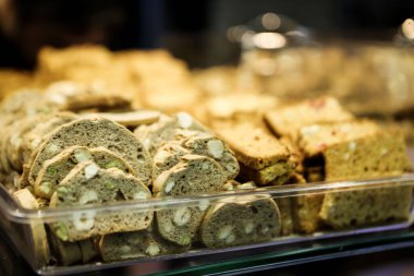 Bir grup çeşit kurabiye. Çikolata parçacıklı, yulaflı, kuru üzümlü, beyaz çikolatalı.