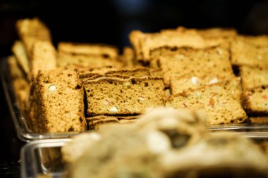 Bir grup çeşit kurabiye. Çikolata parçacıklı, yulaflı, kuru üzümlü, beyaz çikolatalı.