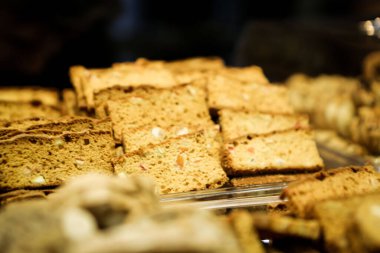 Bir grup çeşit kurabiye. Çikolata parçacıklı, yulaflı, kuru üzümlü, beyaz çikolatalı.