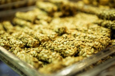 Bir grup çeşit kurabiye. Çikolata parçacıklı, yulaflı, kuru üzümlü, beyaz çikolatalı.