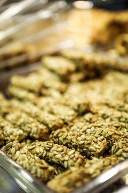 Bir grup çeşit kurabiye. Çikolata parçacıklı, yulaflı, kuru üzümlü, beyaz çikolatalı.