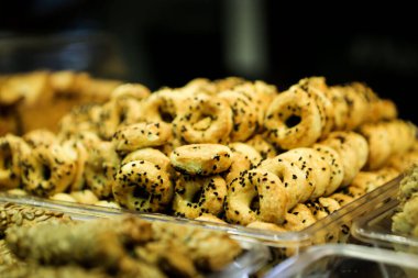 Bir grup çeşit kurabiye. Çikolata parçacıklı, yulaflı, kuru üzümlü, beyaz çikolatalı.