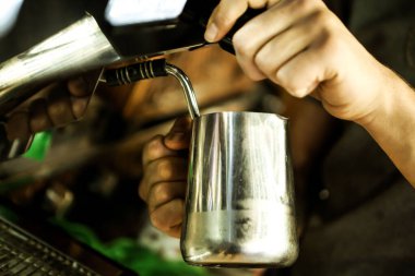 Kahve odasında kahve hazırlayan barista.