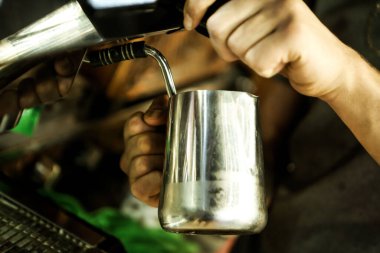 Kahve odasında kahve hazırlayan barista.