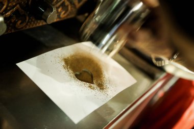 Kahve odasında kahve hazırlayan barista.