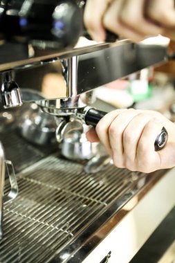 Kahve odasında kahve hazırlayan barista.