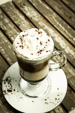 Sütlü buzlu kahve. Buzlu kahve. Elinde bir bardak buzlu kahve tutan kadın..