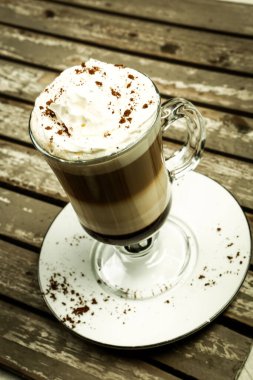 Sütlü buzlu kahve. Buzlu kahve. Elinde bir bardak buzlu kahve tutan kadın..