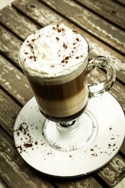 Sütlü buzlu kahve. Buzlu kahve. Elinde bir bardak buzlu kahve tutan kadın..