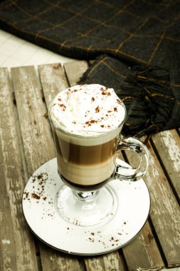 Sütlü buzlu kahve. Buzlu kahve. Elinde bir bardak buzlu kahve tutan kadın..