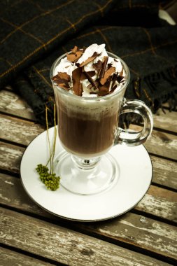 Sütlü buzlu kahve. Buzlu kahve. Elinde bir bardak buzlu kahve tutan kadın..