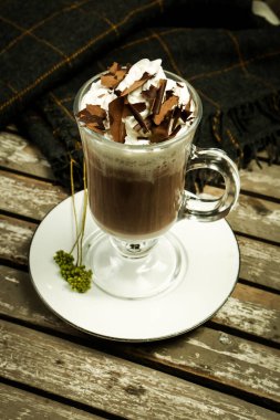 Sütlü buzlu kahve. Buzlu kahve. Elinde bir bardak buzlu kahve tutan kadın..