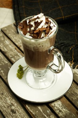 Sütlü buzlu kahve. Buzlu kahve. Elinde bir bardak buzlu kahve tutan kadın..