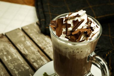 Sütlü buzlu kahve. Buzlu kahve. Elinde bir bardak buzlu kahve tutan kadın..