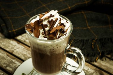 Sütlü buzlu kahve. Buzlu kahve. Elinde bir bardak buzlu kahve tutan kadın..