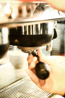 Kahve odasında kahve hazırlayan barista.