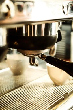 Kahve odasında kahve hazırlayan barista.