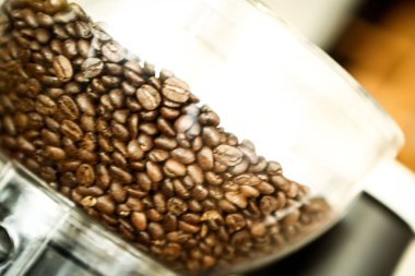 Kahve odasında kahve hazırlayan barista.