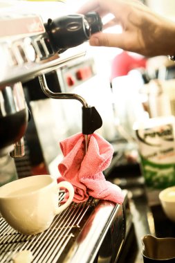 Kahve odasında kahve hazırlayan barista.