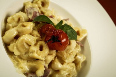 Lezzetli soslu lezzetli klasik İtalyan makarnası..