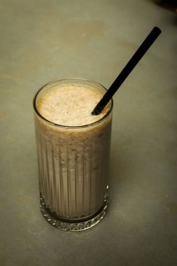 Sütlü buzlu kahve. Buzlu kahve. Elinde bir bardak buzlu kahve tutan kadın..